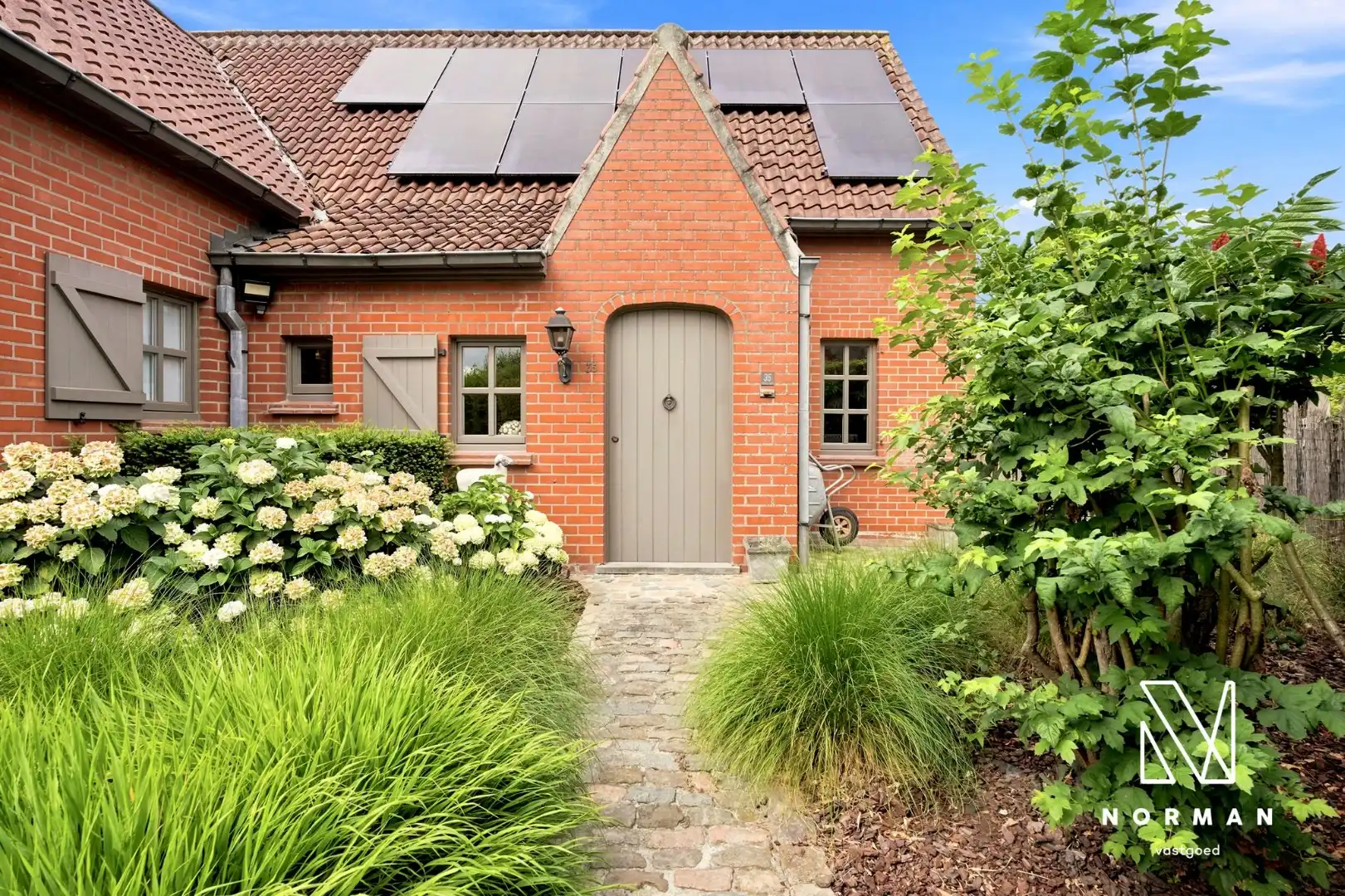 Prachtige, kwalitatief afgewerkte villa te koop in rustige woonwijk te Bavikhove! foto 5