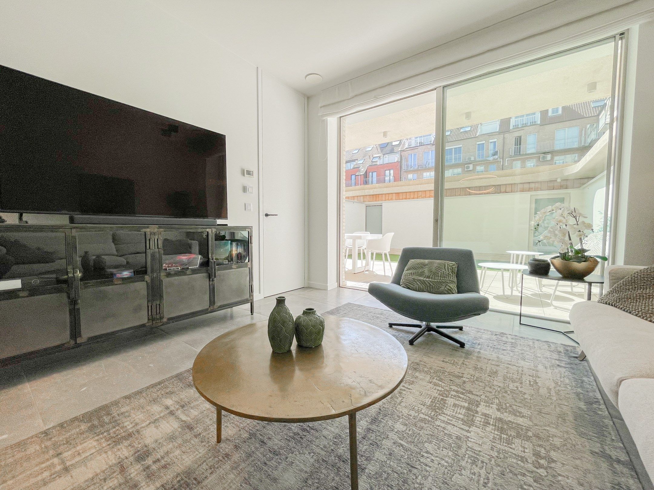 Subliem, luxueus tuinappartement met dubbele garage, rustig gelegen in een standingvolle residentie. foto 6