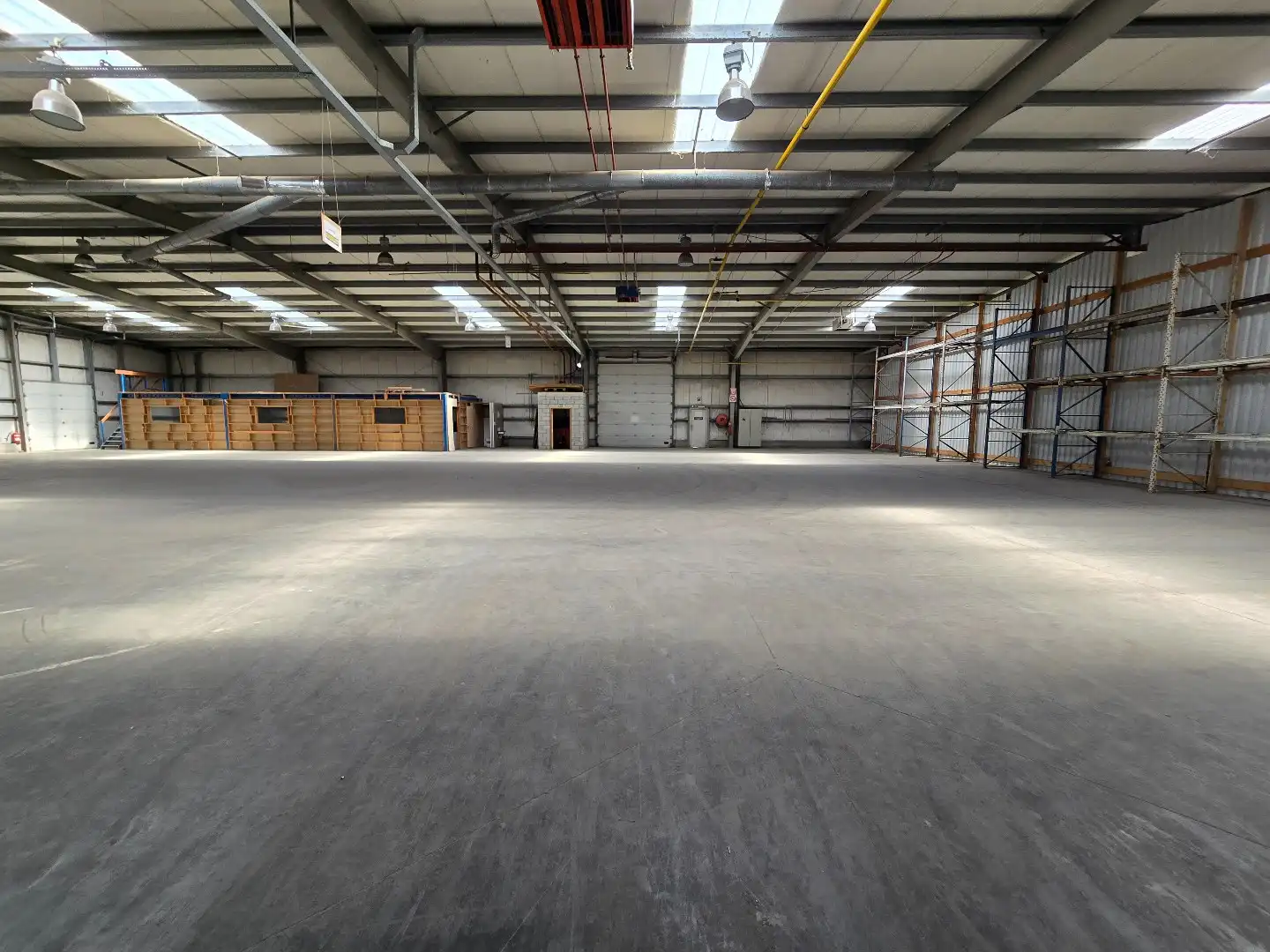 Ruime magazijn-/bedrijfsruimte van ca. 1.200 m² met 5 sectionaalpoorten en 3 laadkades op goed bereikbaar industrieterrein foto 11