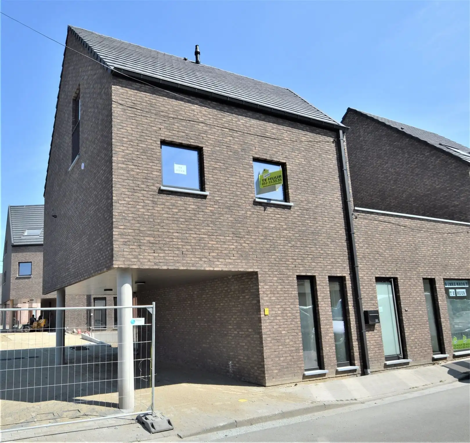 Prachtige nieuwbouw woning half open bebouwing foto 2