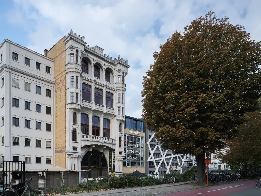 Regio Gent Zuid - Lichtrijk, op te frissen drieslaapkamer-appartement gelegen in een zijstraat van de muinkkaai met zicht op het water. foto 17