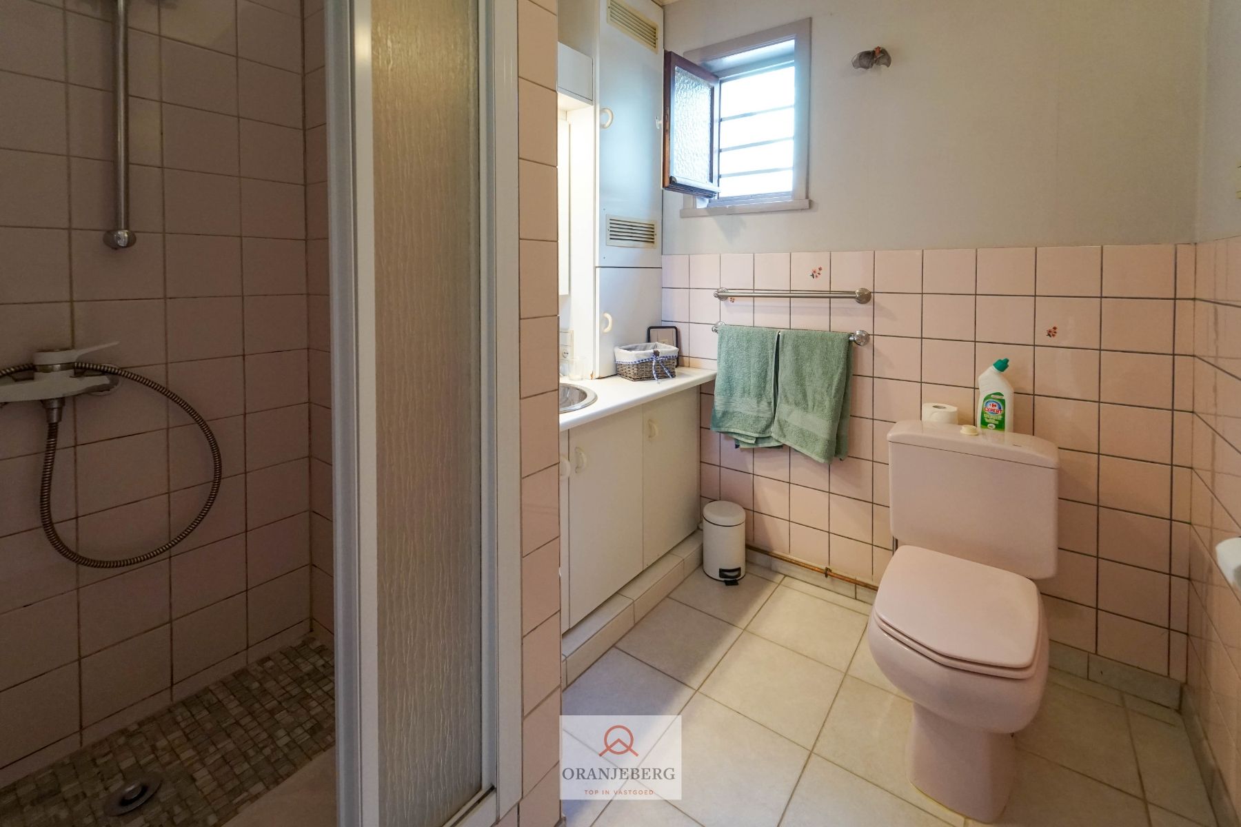 COMPROMIS IN OPMAAK! Charmante halfopen woning met oprit, tuin én garage te koop nabij UZ foto 10