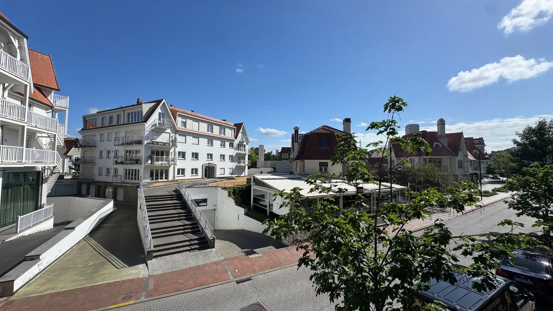 Hedendaags appartement genietend van een open zicht, centraal gelegen op de Kustlaan in het Zoute. foto 7