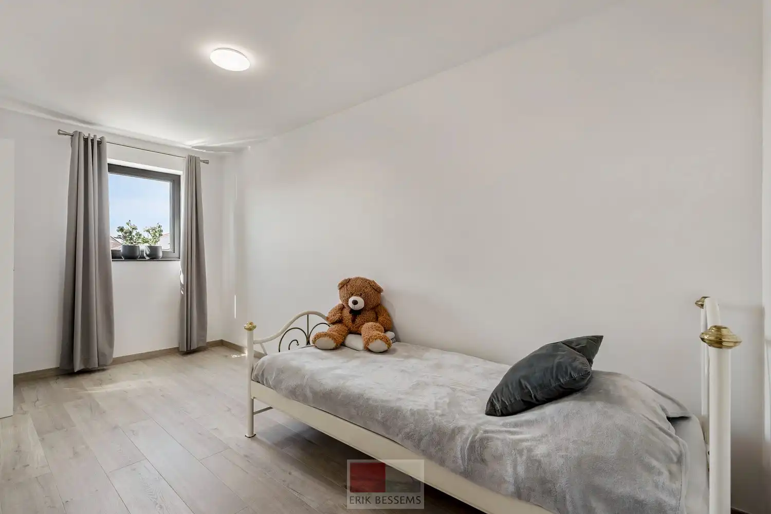 Deze moderne halfopen woning, gebouwd in 2016, biedt een bewoonbare oppervlakte van maar liefst 232 m² op een perceel van 377 m² en maar liefst 5 slaapkamers waarvan er eentje in gebruik is als bureau. foto 16