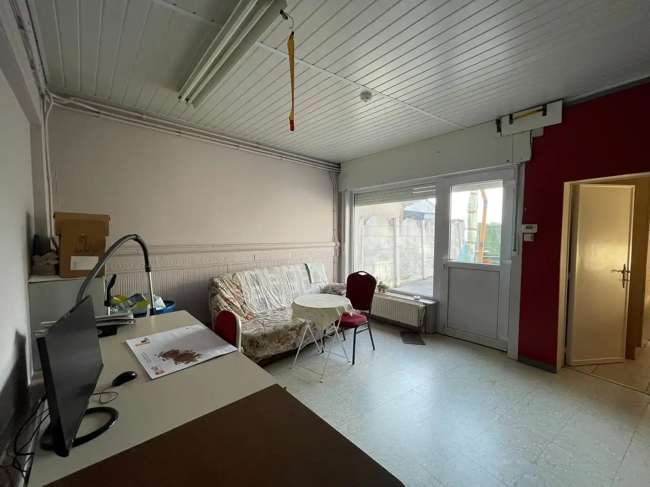 Handelsgelijkvloers met koer en bovengelegen appartement foto 12