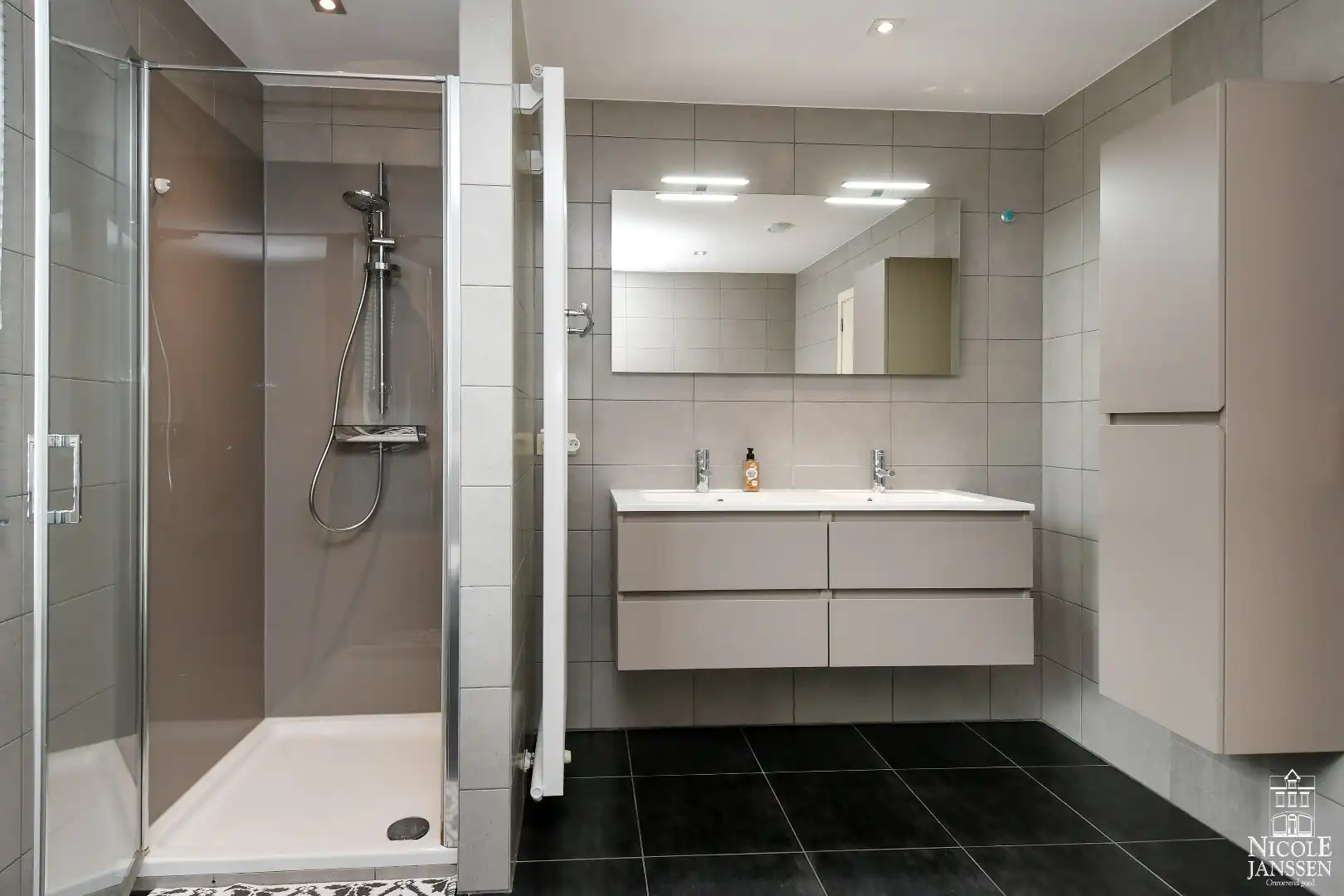 Instapklare goed onderhouden gezinswoning met mooie tuin met gezellig overdekt terras foto 21