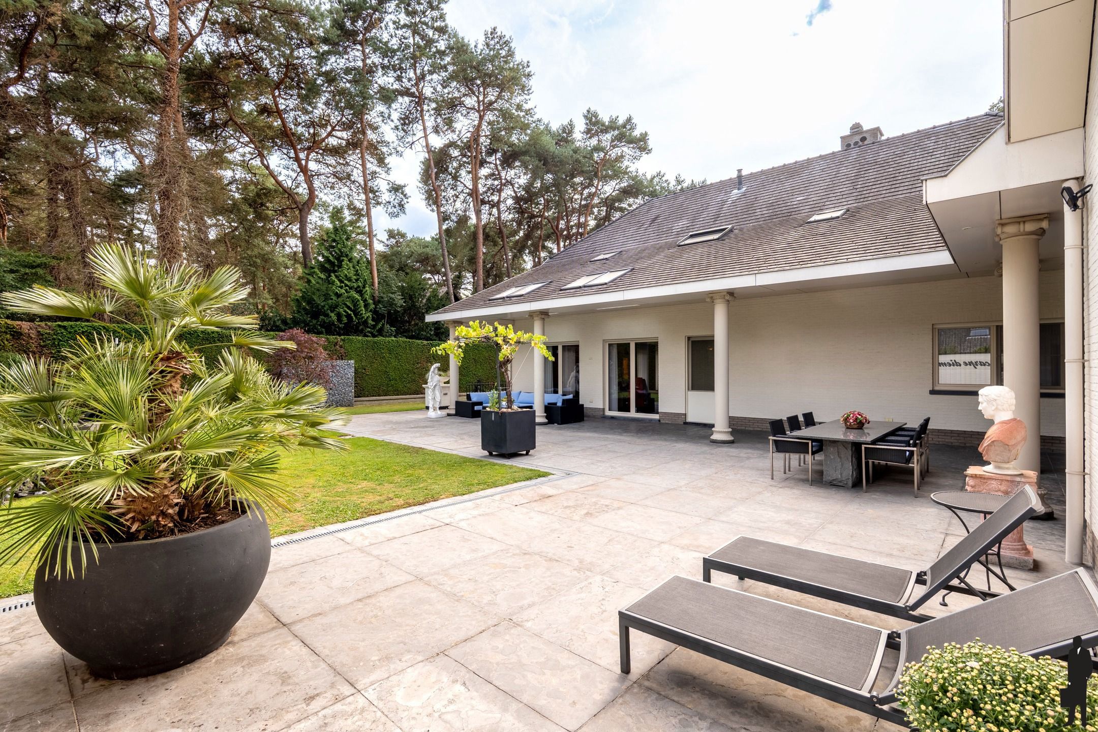 Riante villa (maar liefst 454m² woonopp.) vlakbij Nederland foto 27