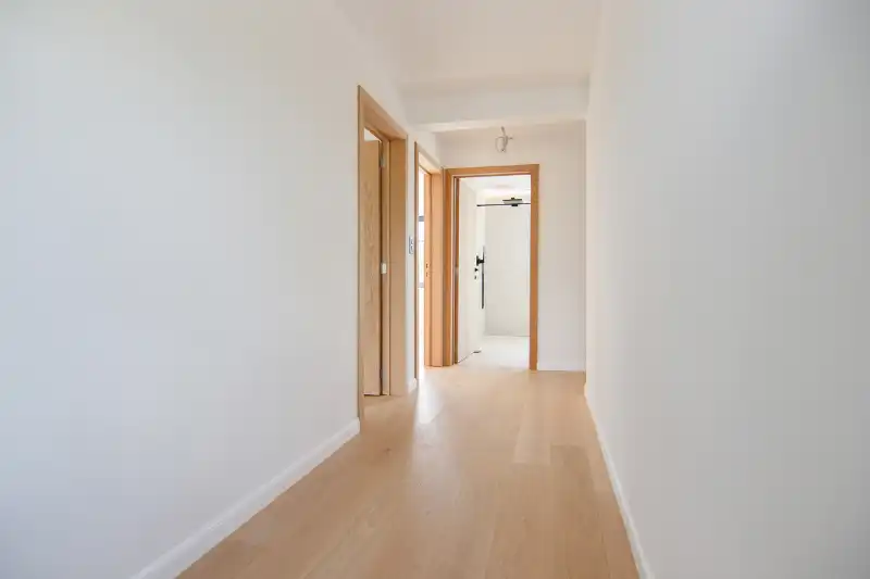 Zeer ruime, totaal gerenoveerde halfopen bebouwing in een rustige, doodlopende straat op centrale locatie! foto 21