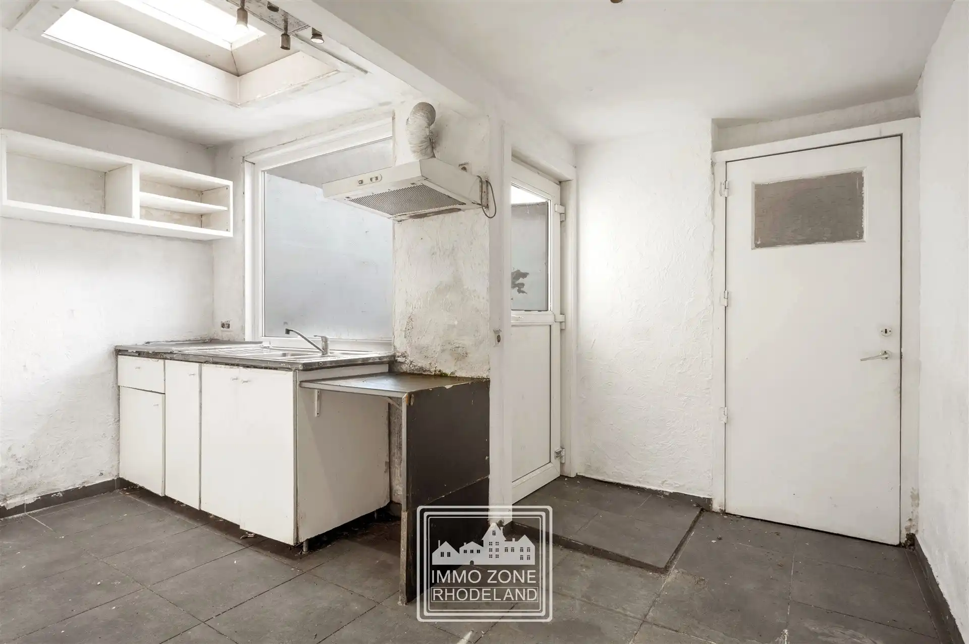 Gunstig gelegen te renoveren woning met veel potentieel foto 10
