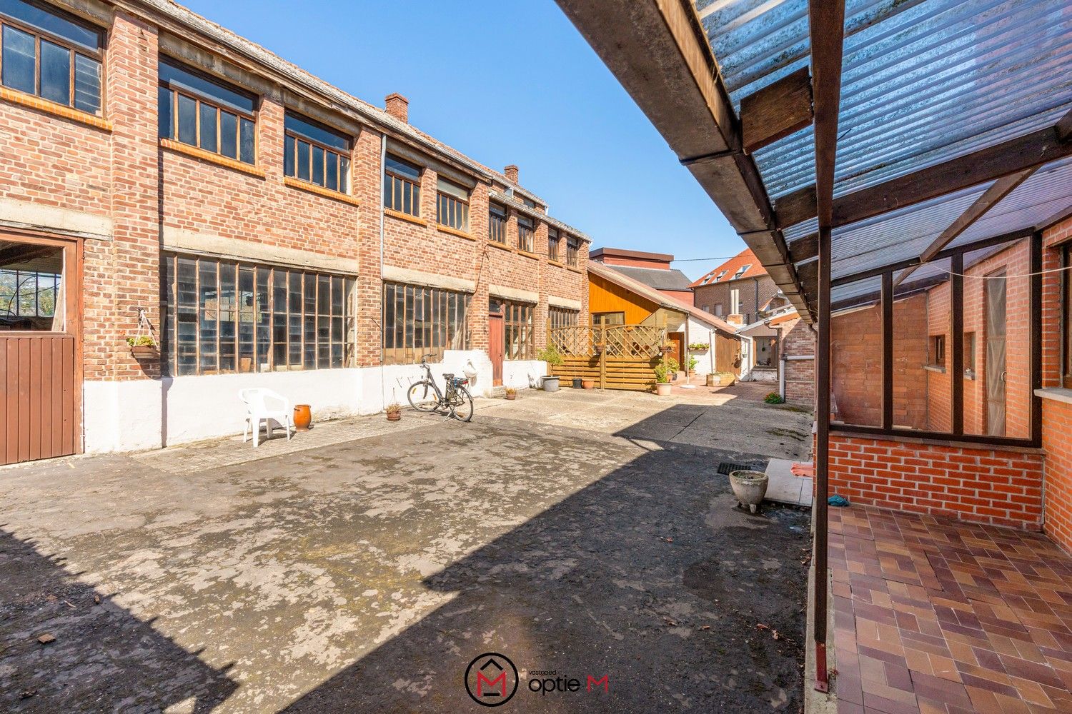 Te renoveren woning met ruim werkhuis foto 4