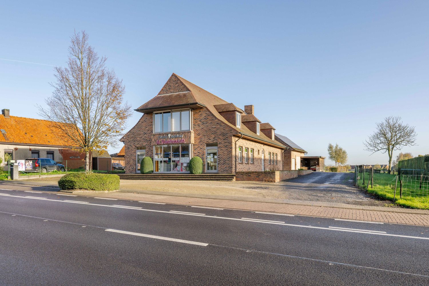 Alleenstaande woning met handelsruimte te Tielt. foto 2