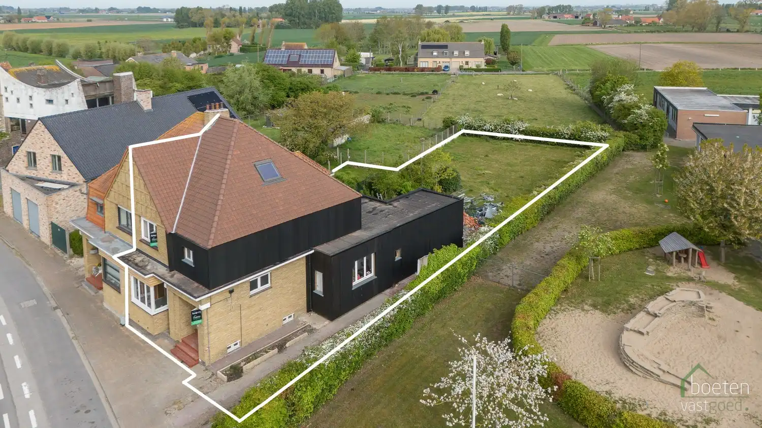 Alveringem: volledig gerenoveerde woning met karakter, ruimte (3 à 4 slpks) en topligging in Alveringem op 834m² grondopp. foto {{pictureIndex}}