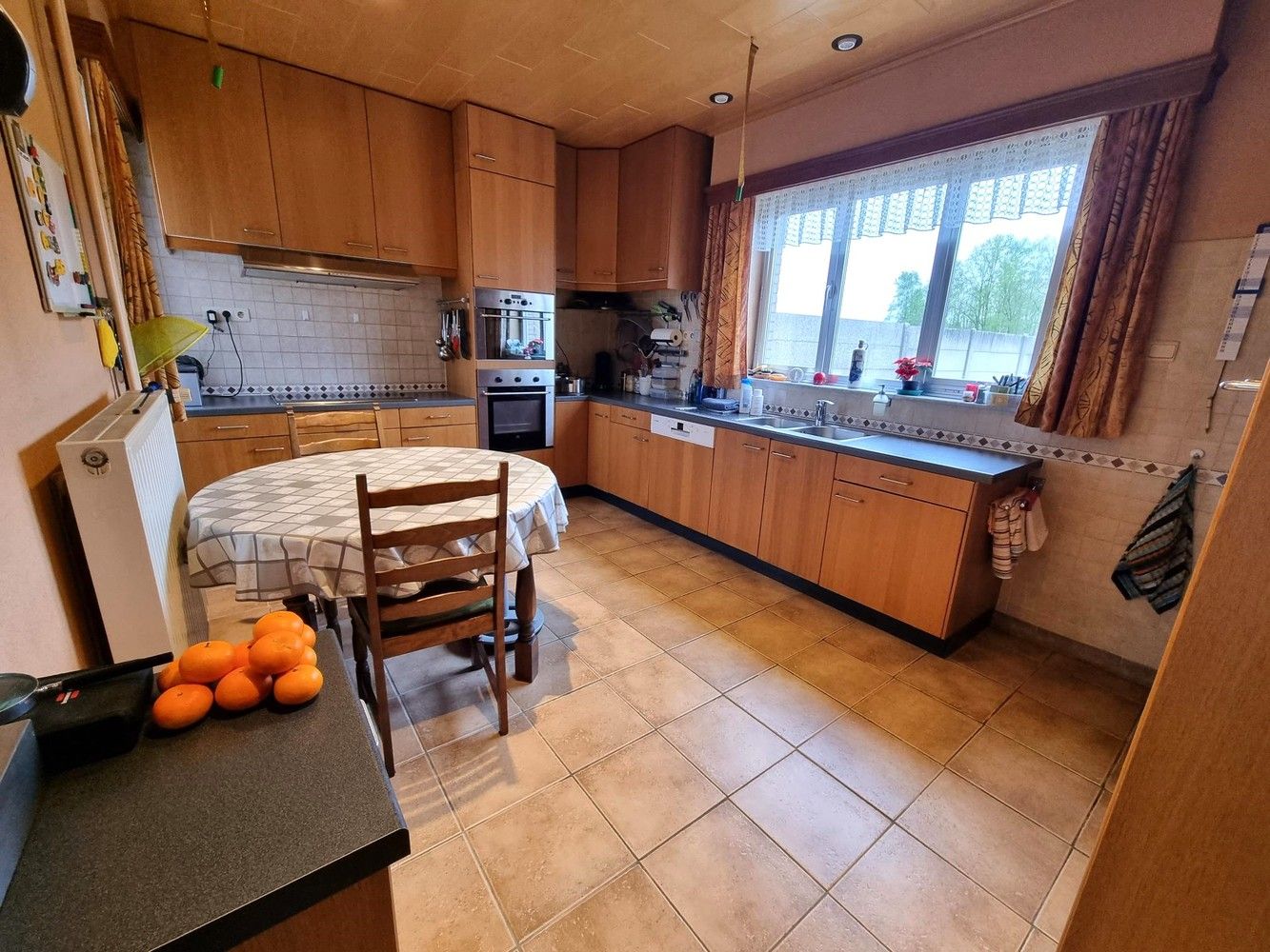 Zeer ruime woning, ideaal voor groot gezin met 6 slks, 2 woonkamers, 2 keukens, garage en groot bijgebouw. foto 3