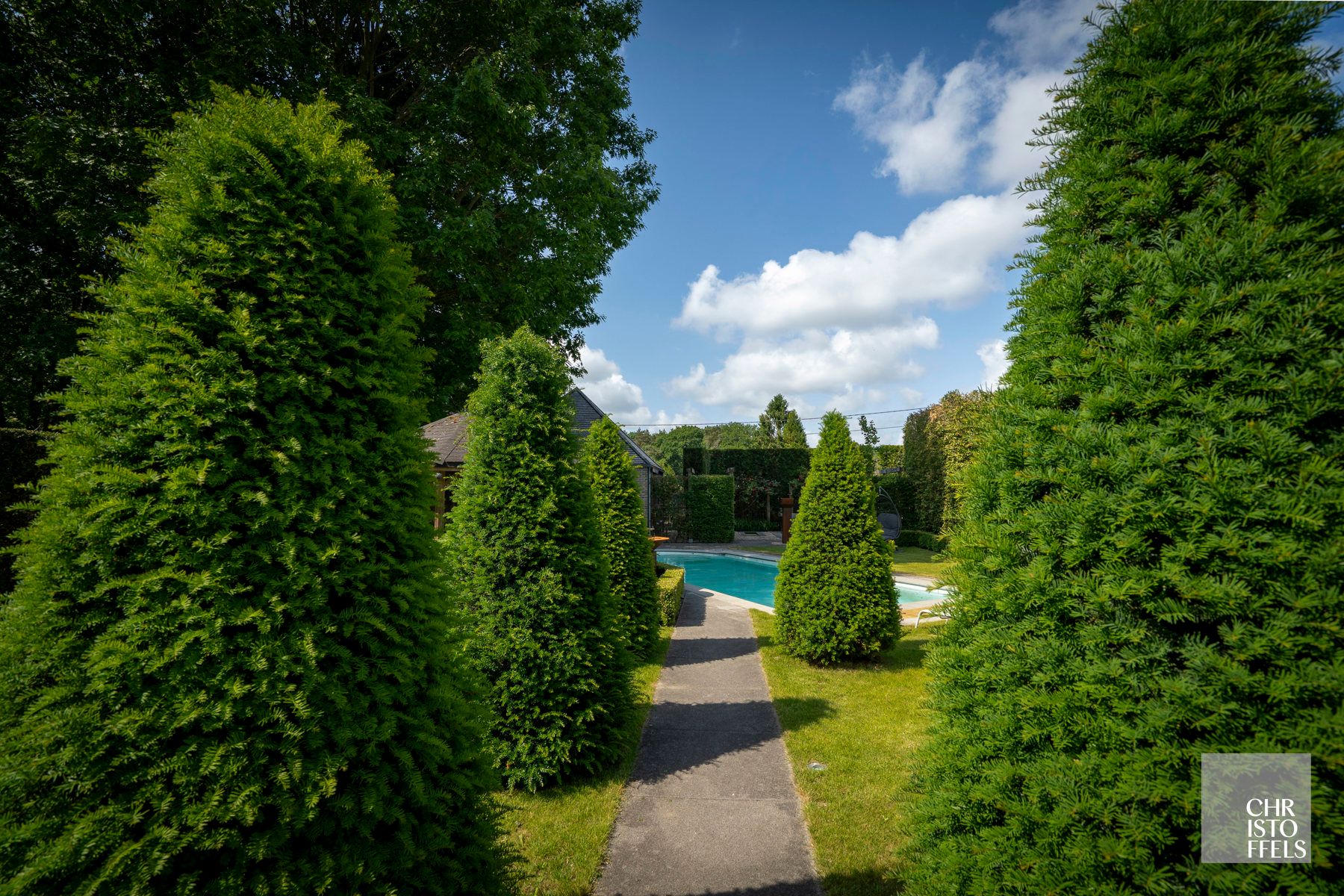 Karakteristieke villa met praktijkruimte en buitenzwembad op zuidgericht perceel van 1.565 m² foto 18