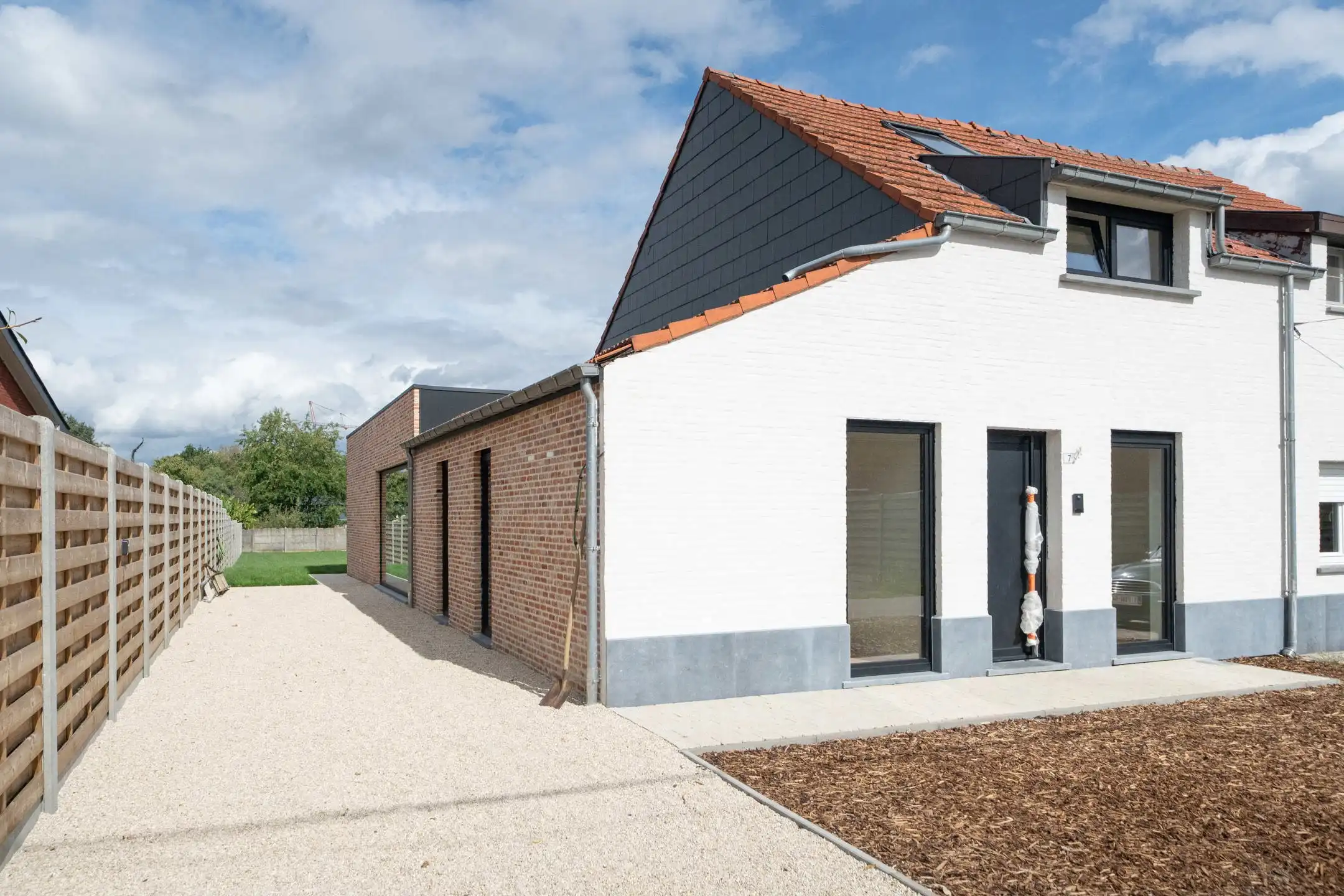 Hoogwaardig afgewerkte vernieuwbouwwoning in rustig straatje foto 2