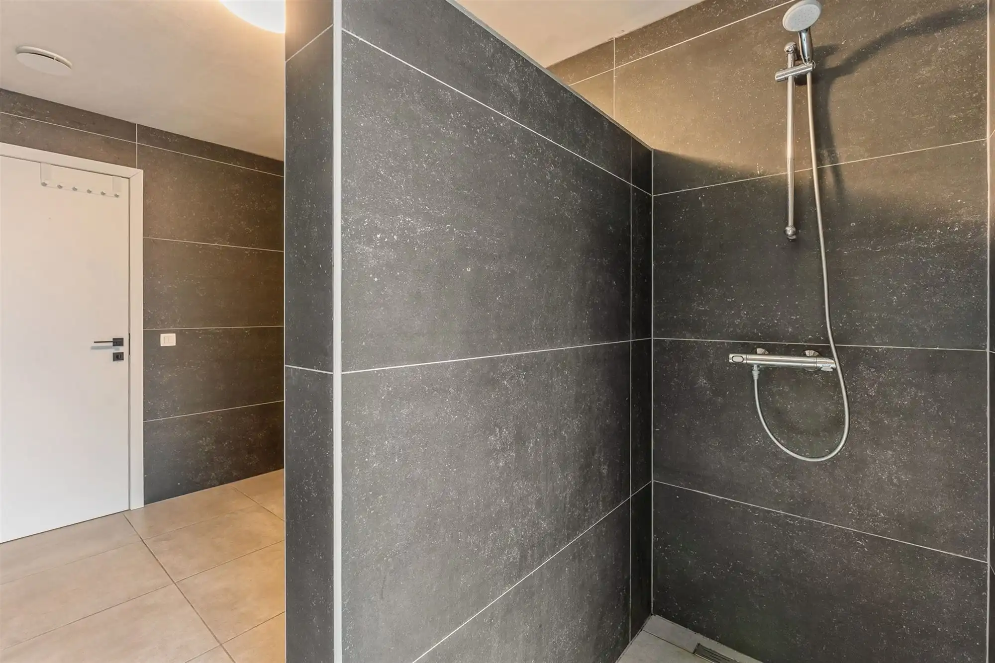 RUIM RECENT APPARTEMENT (2023) MET 2 SLAAPKAMERS TE KORSPEL foto 21