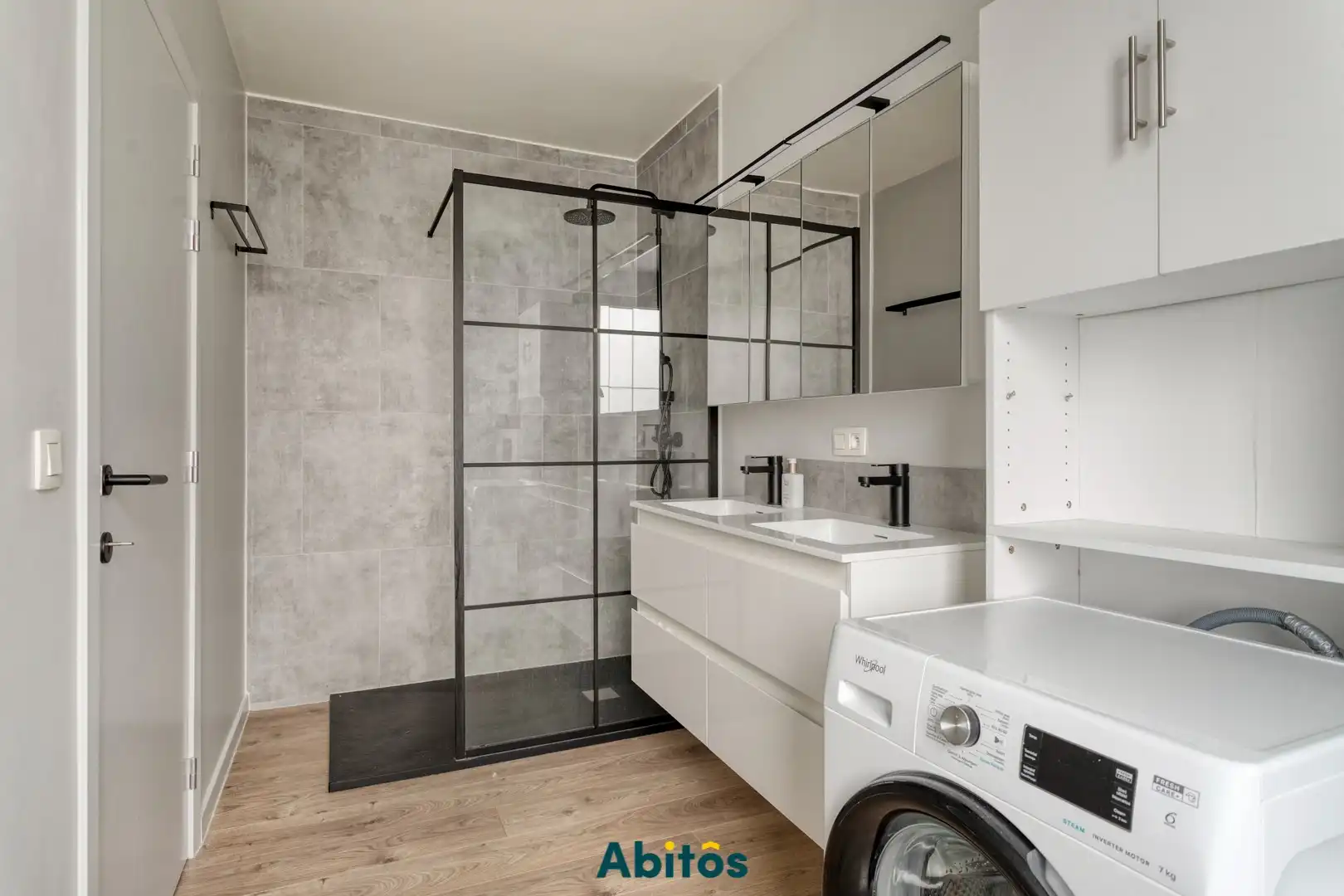 Instapklare woning met tuin op toplocatie in Mariakerke foto 4