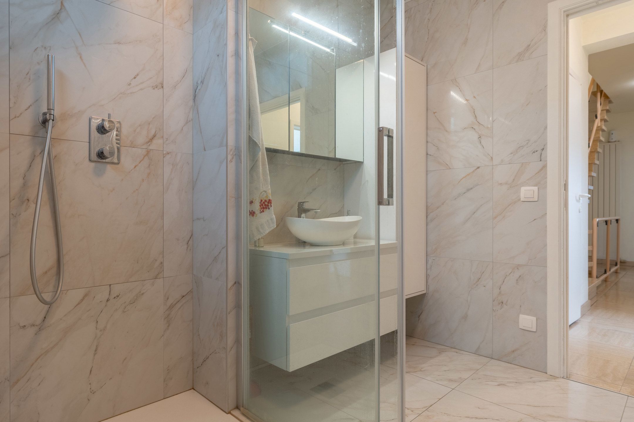 Volledig vernieuwde  woning/kantoor/handelspand met 5 slpks foto 25