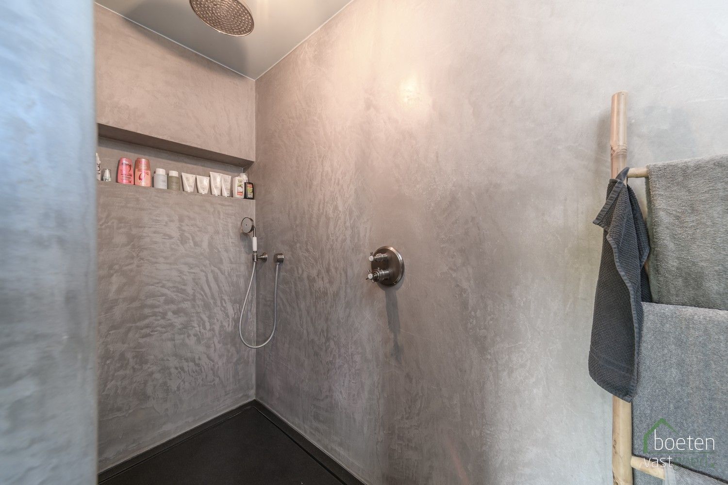 Beveren aan de IJzer: Karaktervol en rustiek landhuis met 4 slpks, warm & sfeervol interieur en ruime tuin op 13a 65ca totale grondopp. foto 18