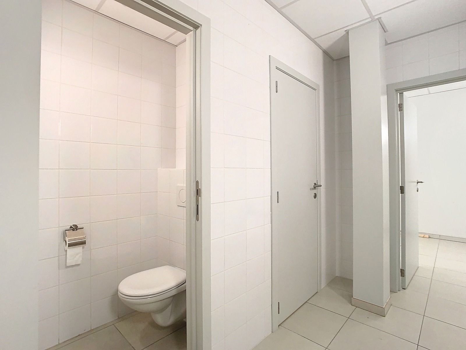 Centraal gelegen, polyvalente handelsruimte! foto 6