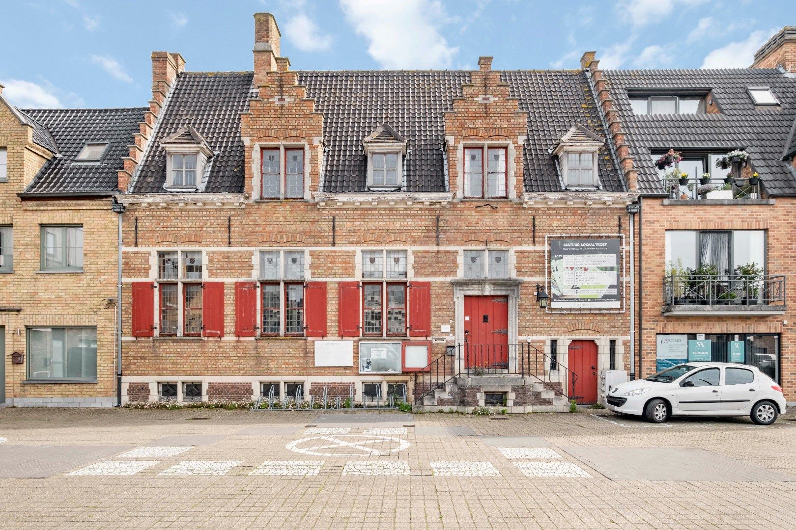 Uniek Historisch Gemeentehuis/Bibliotheek aan de Markt 10 in Veldegem foto 5