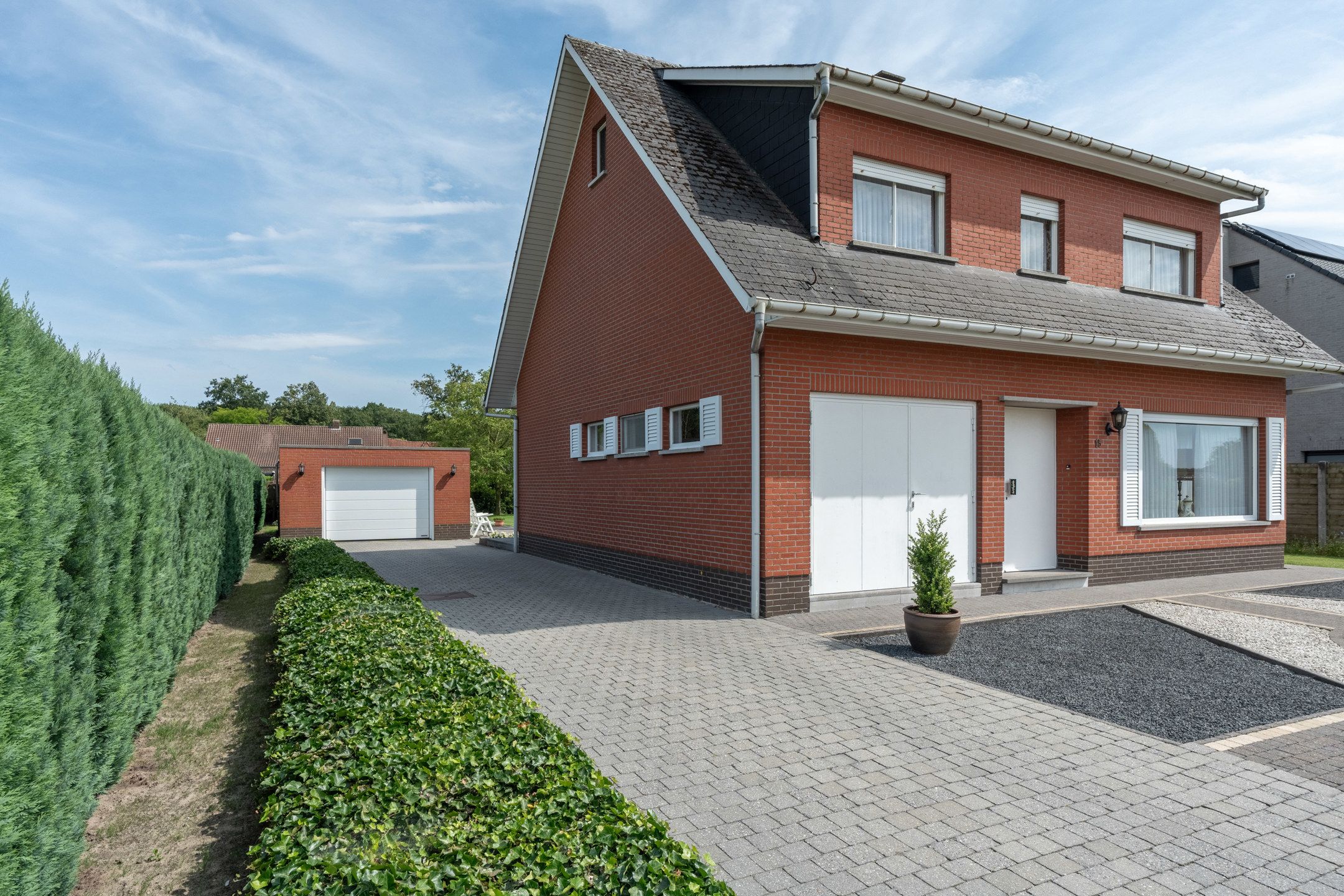 Zeer nette woning met 4 slpk op mooi perceel van 1.177 m² foto 2