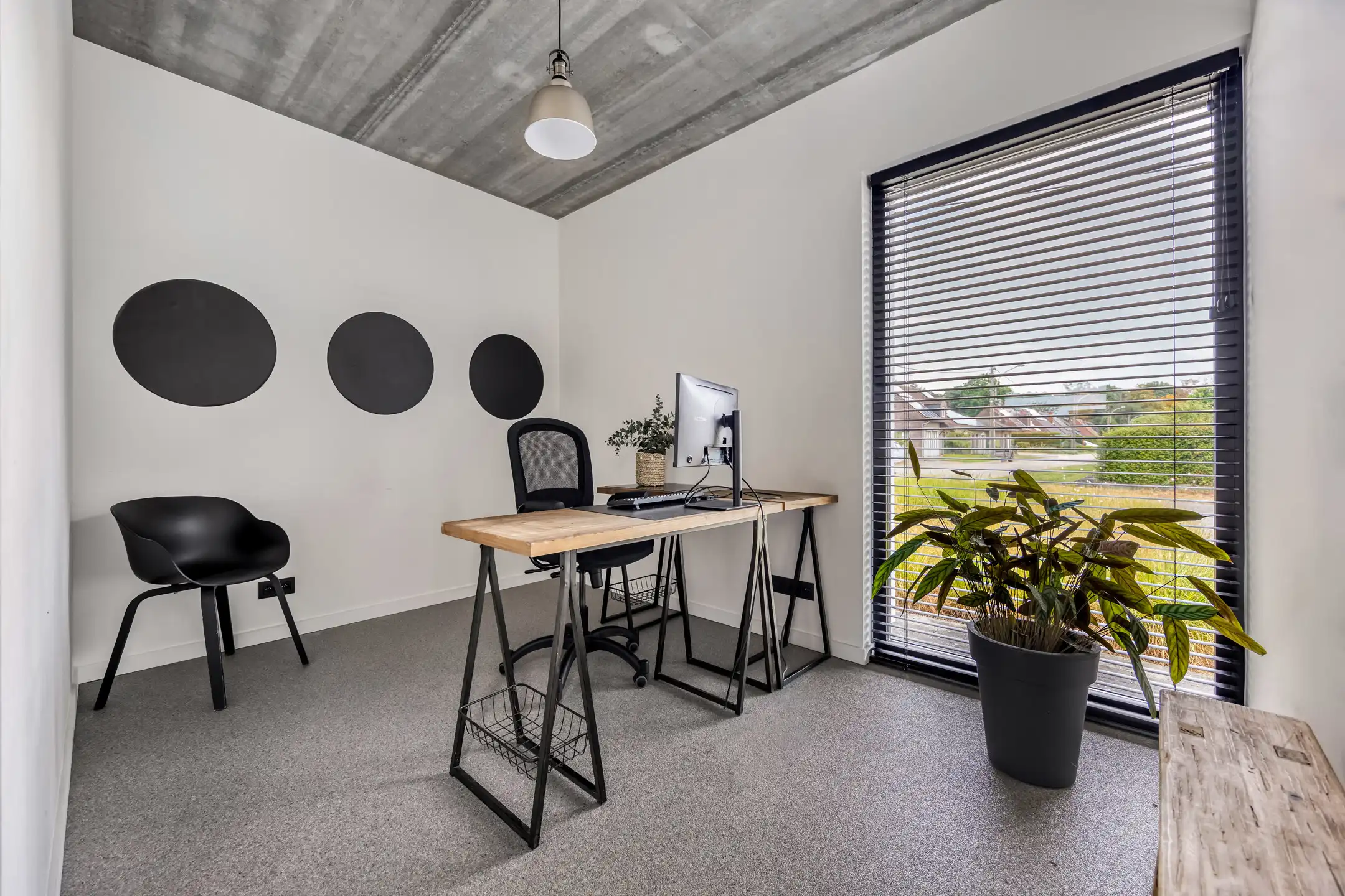 Moderne woning met tuin en bijgebouw in rustige wijk foto 12