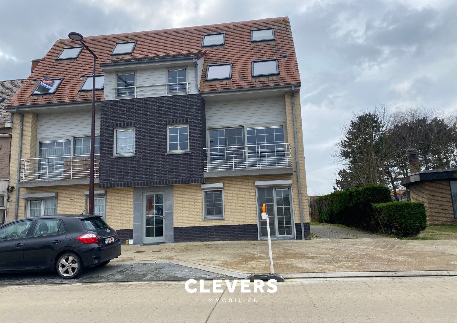 Grote garagebox voor 2 wagens gelegen in klein garagecomplex foto {{pictureIndex}}