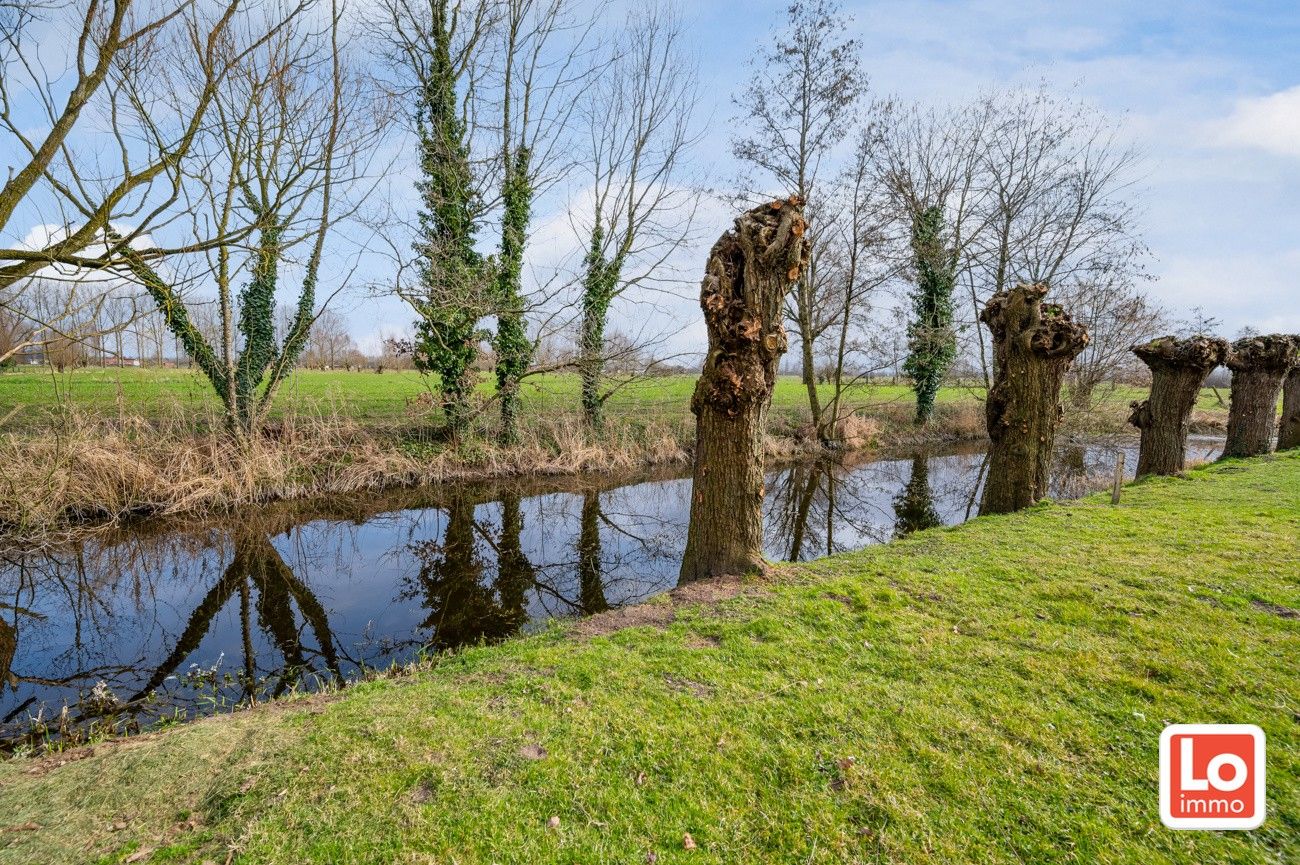 VERKOCHT! Instapklare halfopen nieuwbouw woning met inpandige garage en open zicht op een landelijke locatie in Beervelde! foto 4
