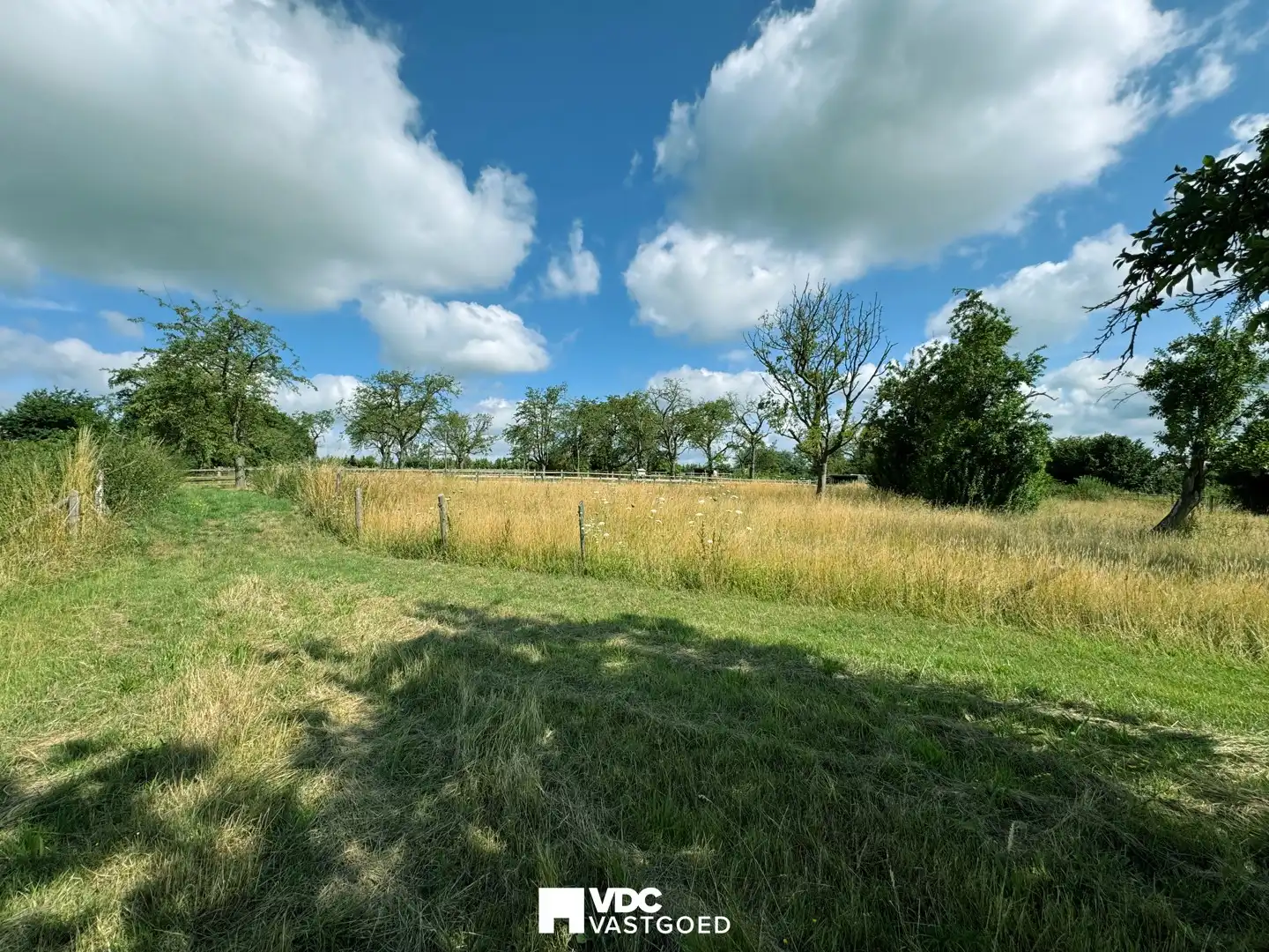 Uitgestrekte paardenweide van 68a 17ca – volledig omheind en klaar voor gebruik foto 5