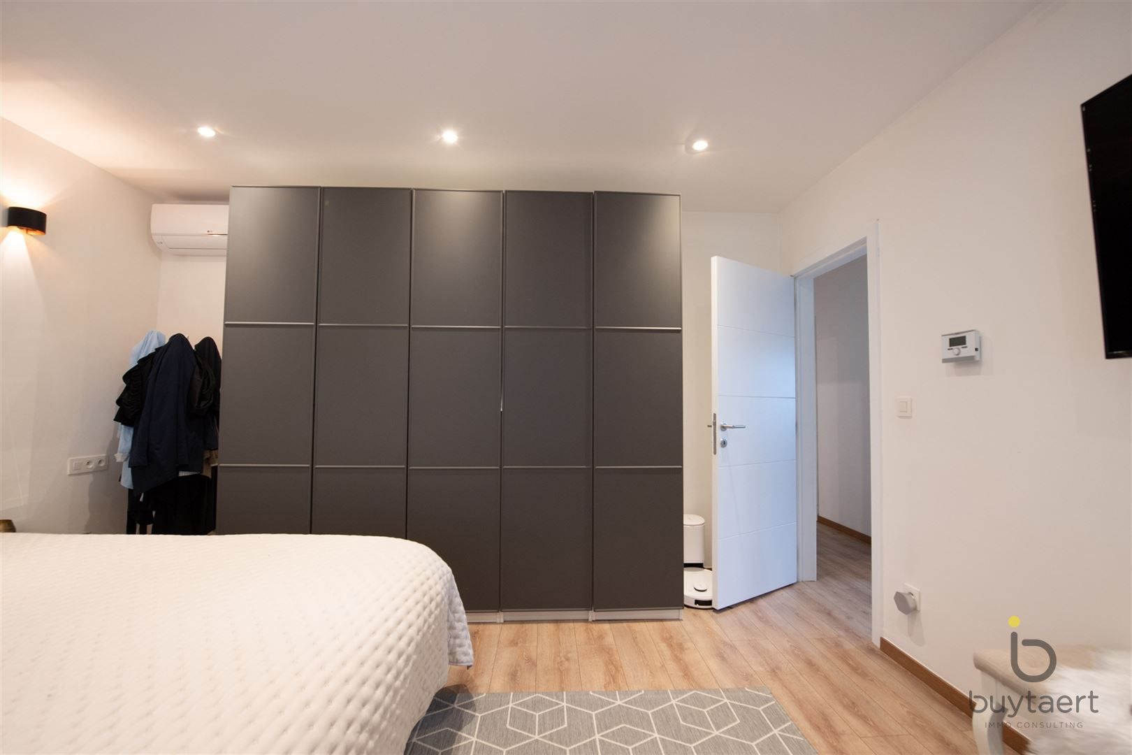 Volledig gerenoveerde woning met 4 slaapkamers. foto 17