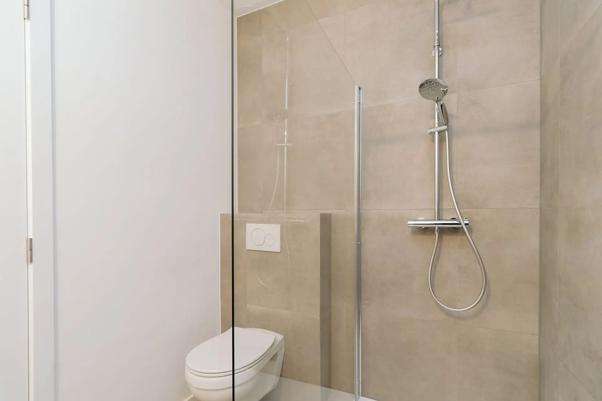 Gerenoveerde woning met magazijn foto 8