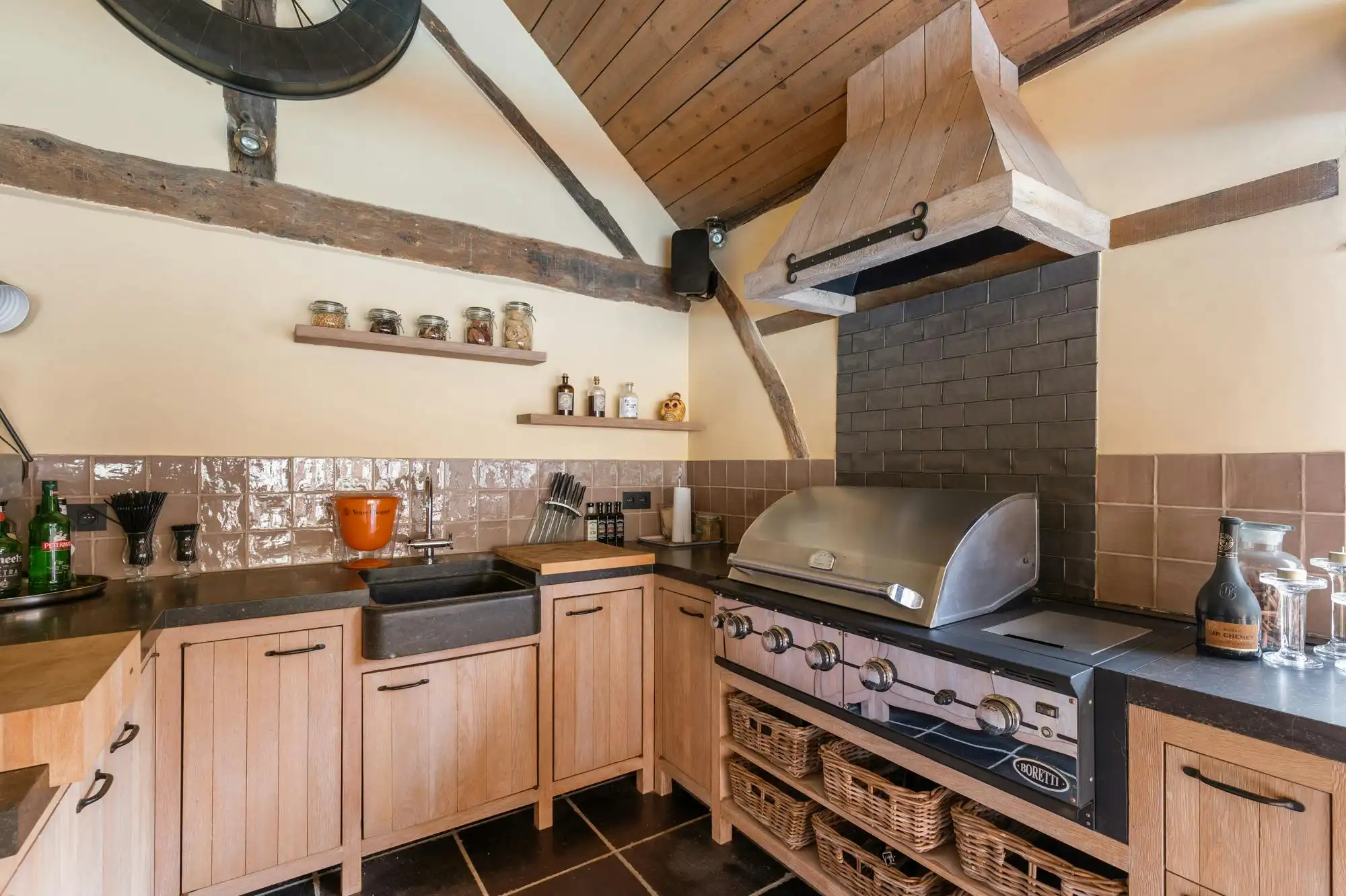 Exclusieve hoeve met wellness en ruime loods foto 9