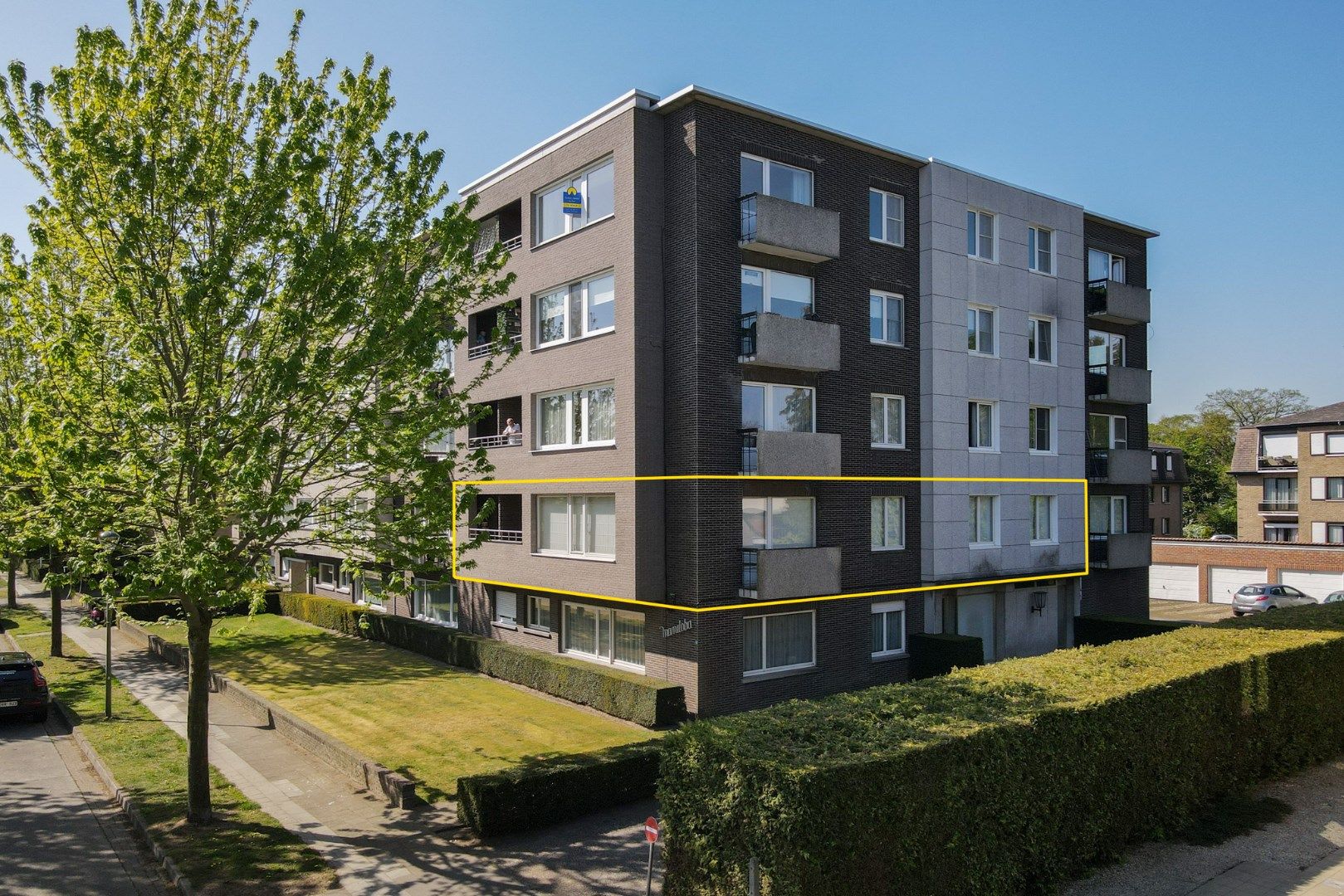 Ruim appartement op toplocatie met 3 slpks én garage in Sint-Andries foto {{pictureIndex}}