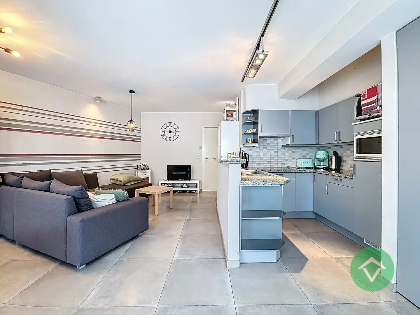 Volledig gerenoveerd handelspand met woonst en garage te Koekelare foto 9