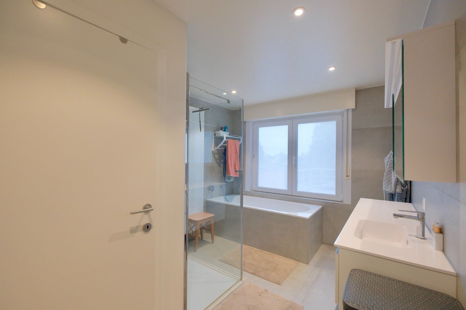 Instapklare handelswoning op toplocatie in Torhout! foto 19