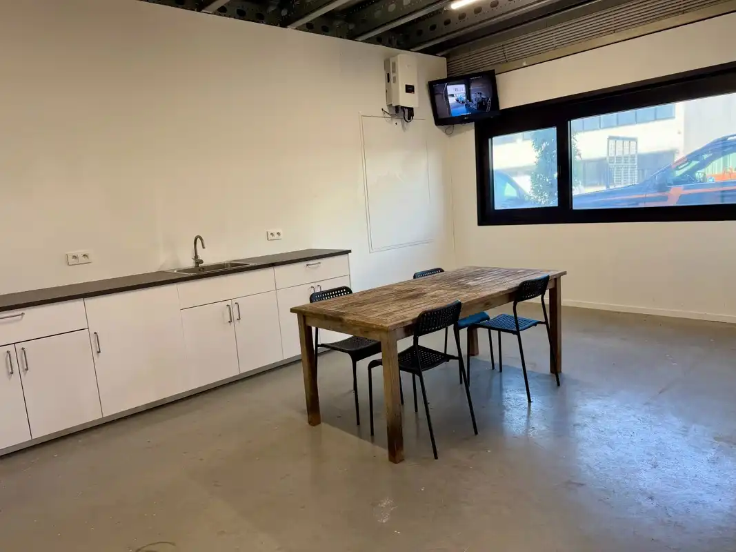 KMO Unit voorzien van kitchenette, sanitair & kantoorruimte met 2 parkeerplaatsen foto 6
