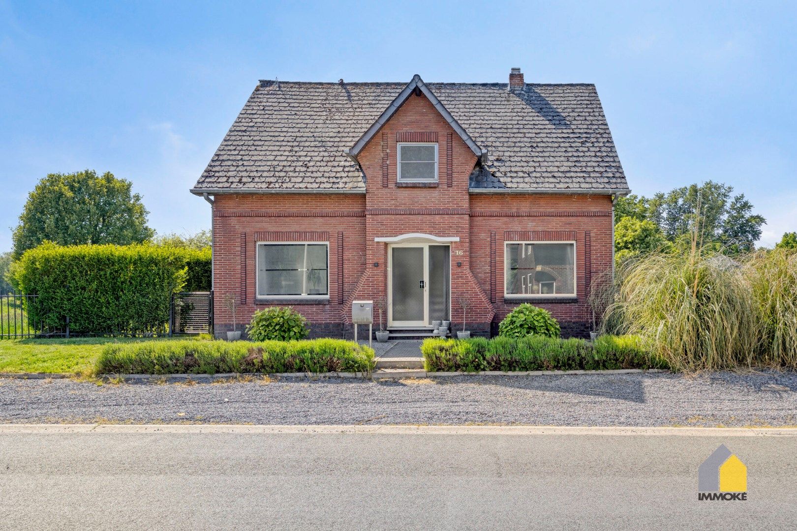 Op te frissen woning met 4 slpks op een perceel van 6 a 19 ca. foto 2