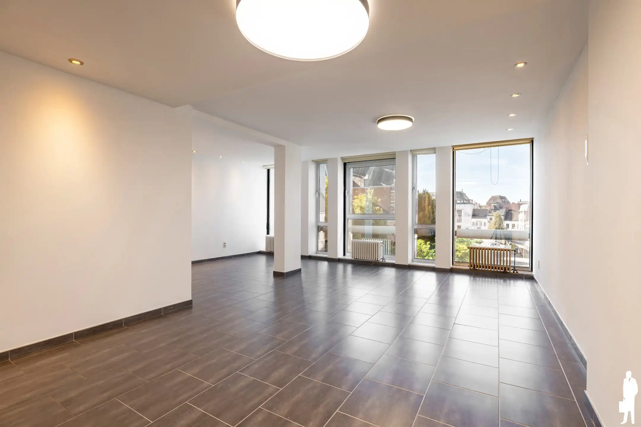 Ruim appartement met 2 slaapkamers, parking en groot terras foto 2