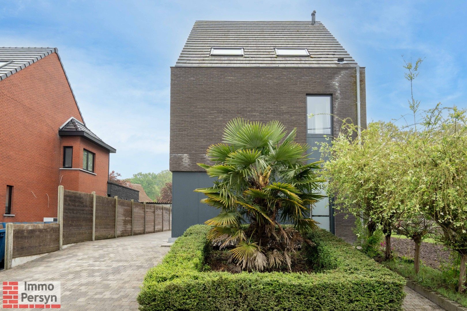 Prachtige HOB (2012) met 6 Slaapkamers, 2 Badkamers, Zwembad en Vrijstaande Garage foto {{pictureIndex}}