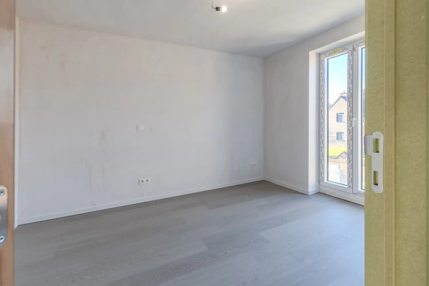 Hedendaagse nieuwbouwwoning met drie slaapkamers op rustige ligging in Neeroeteren foto 20