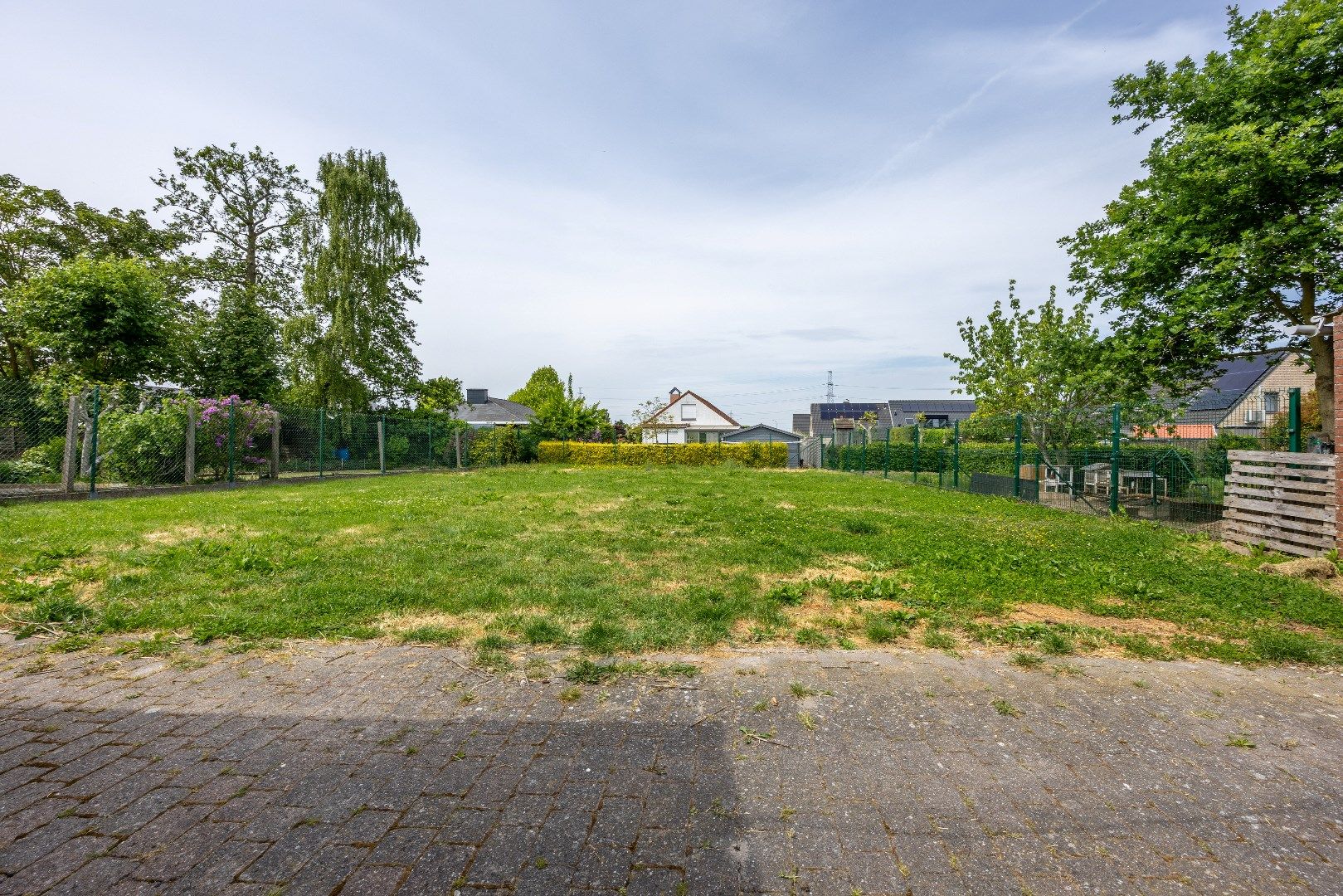 Verder op te knappen woning op 1.218 m² grond foto 3