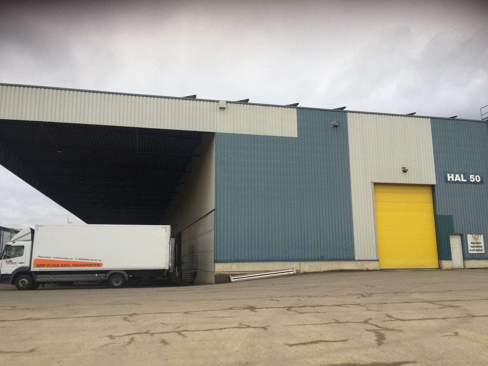 Te Huur Genk: Magazijn met kades en poort  foto 15