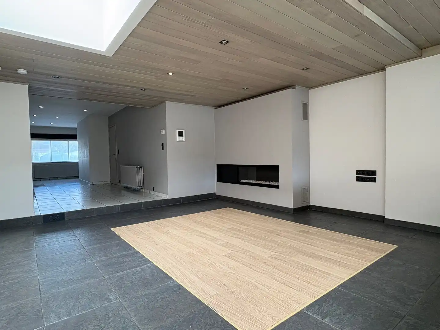 Instapklare woning te koop met uitweg en ruime garage achteraan en 3 slaapkamers met mogelijkheid tot het maken van een 4de slaapkamer.  foto 2