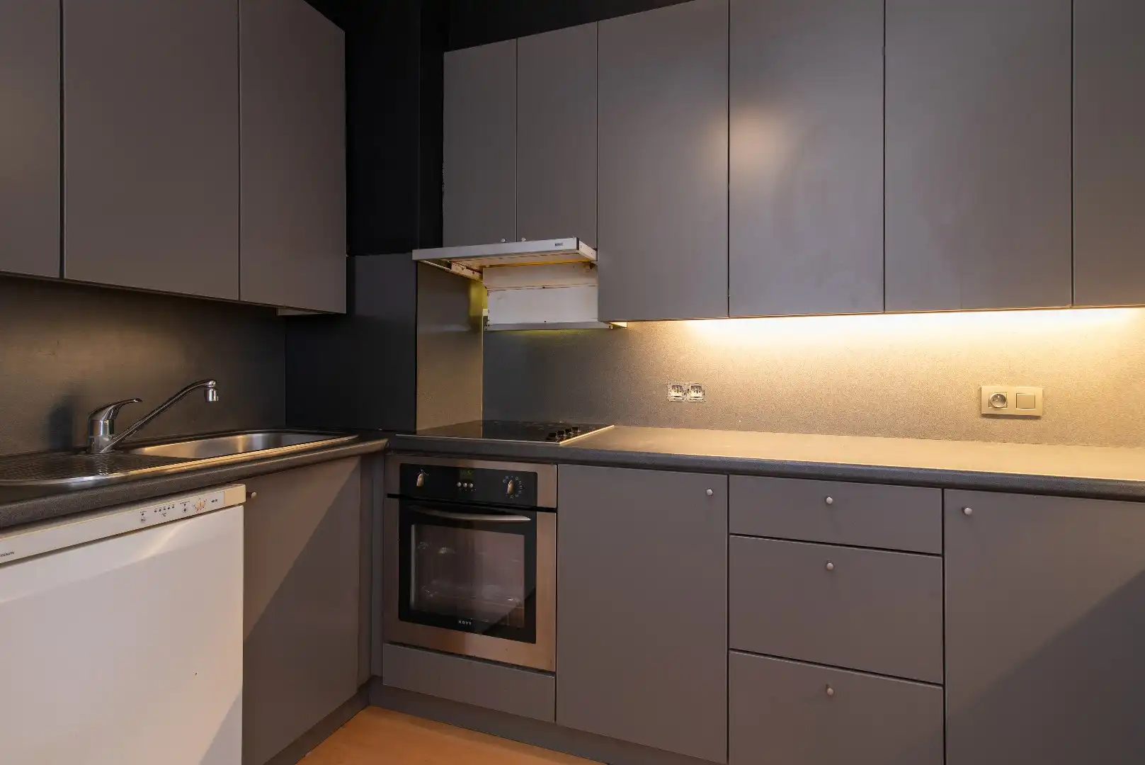 Lichtrijk appartement met panoramisch zeezicht aan de kust foto 6
