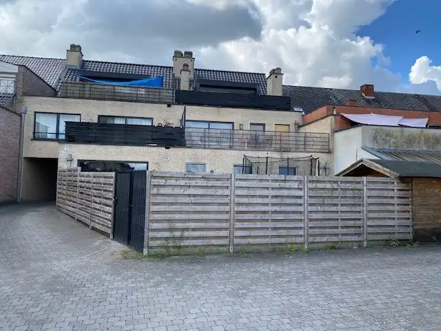TE HUUR | Instapklaar 2-slaapkamerappartement met ruim terras en garage. foto 24