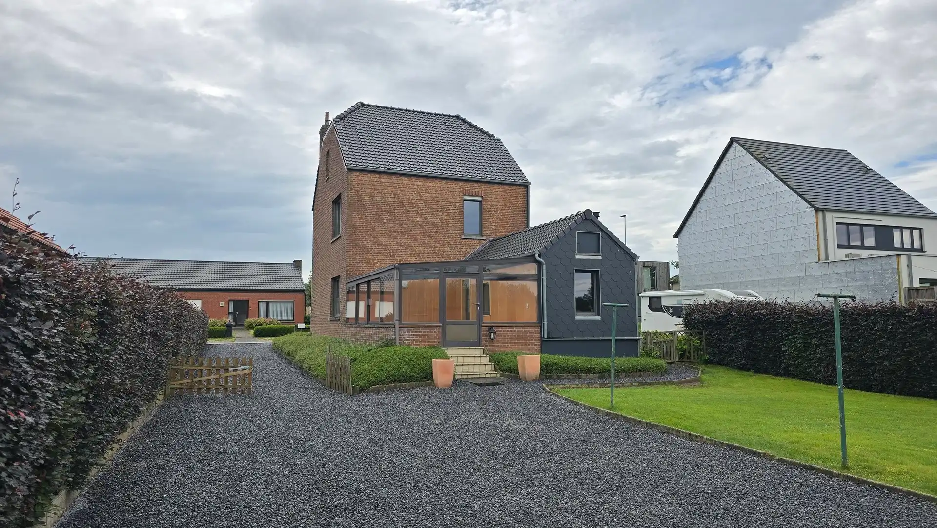 Karaktervolle Vrijstaande Woning met Veranda, Ruime Tuin en Vrijstaande Garage in Veltem-Beisem foto {{pictureIndex}}