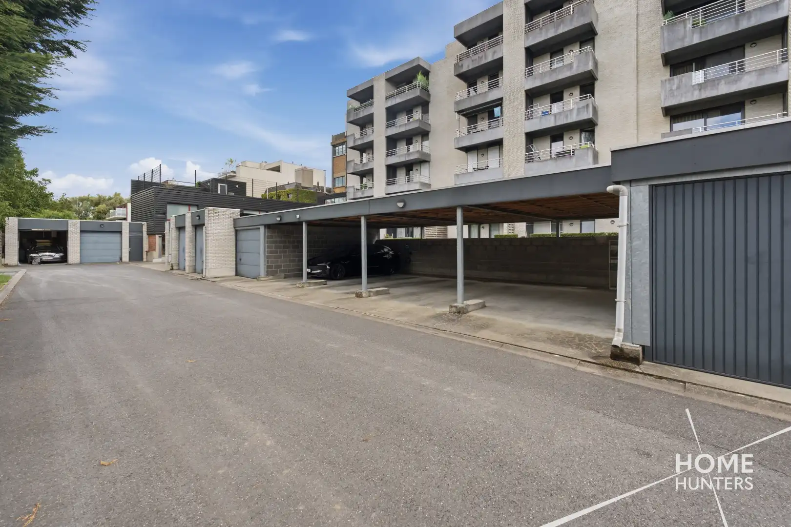 Carport met laadpaal op toplocatie aan de Westkaai te Ieper foto 2