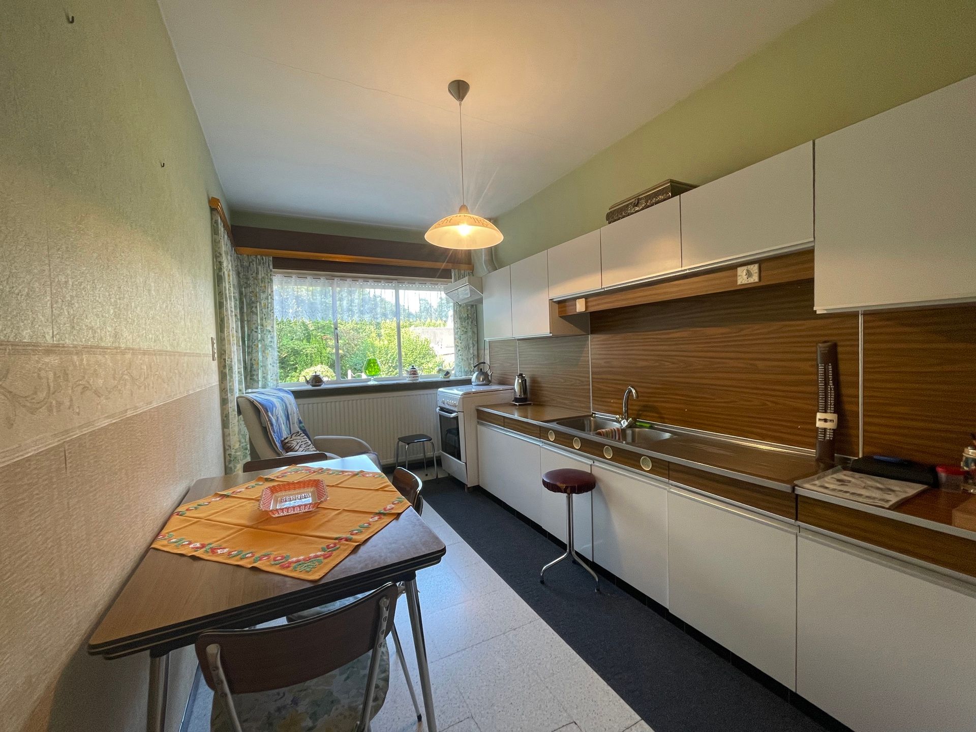 Te renoveren woning met veel potentieel foto 10