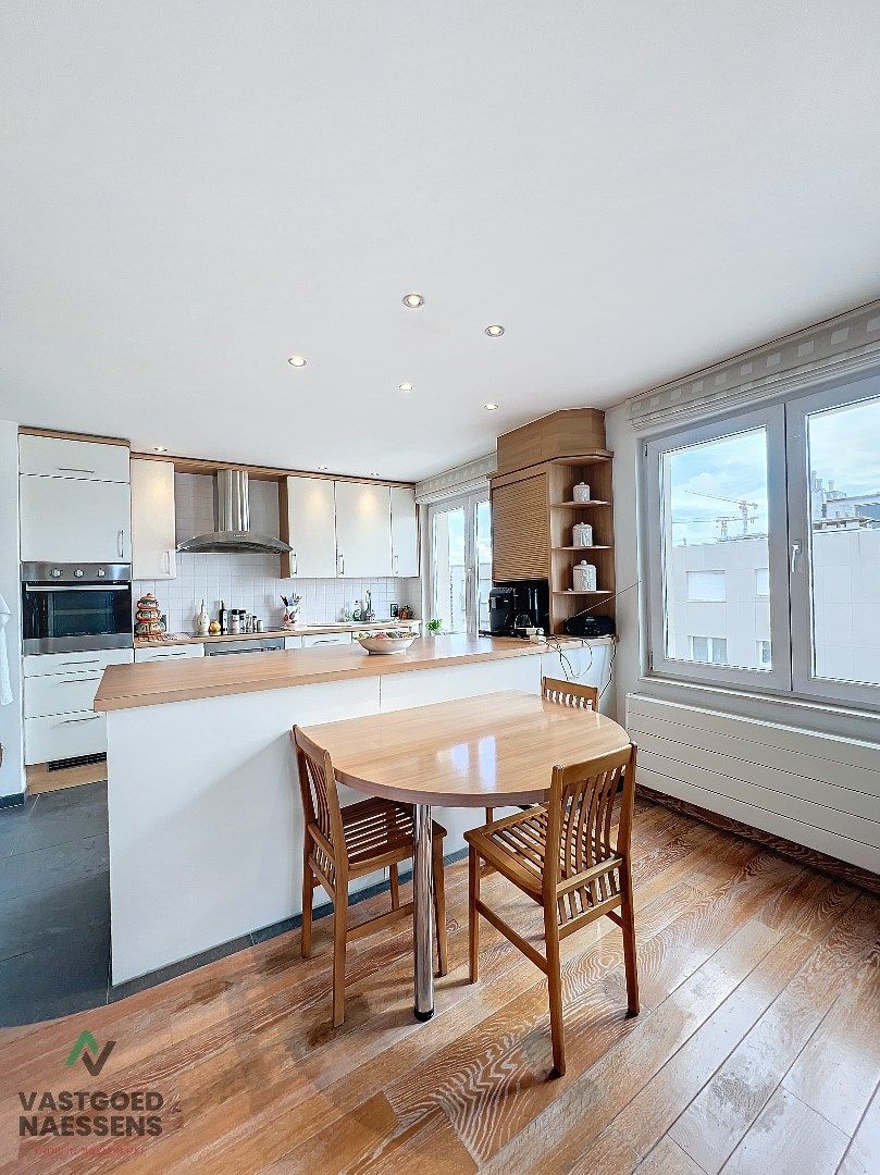 SCHITTEREND HOEK-APPARTEMENT MET PANORAMISCH ZICHT foto 9